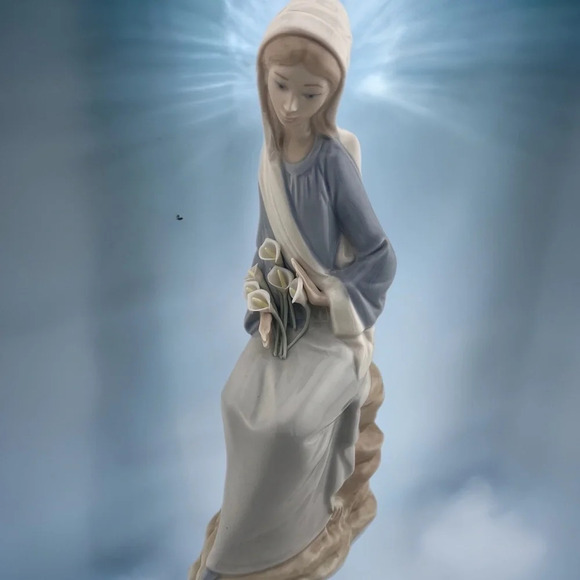 Vintage Llardo “girl Sitting with Lilies “a very rare Lladro a gorgeous gift! - Picture 2 of 9